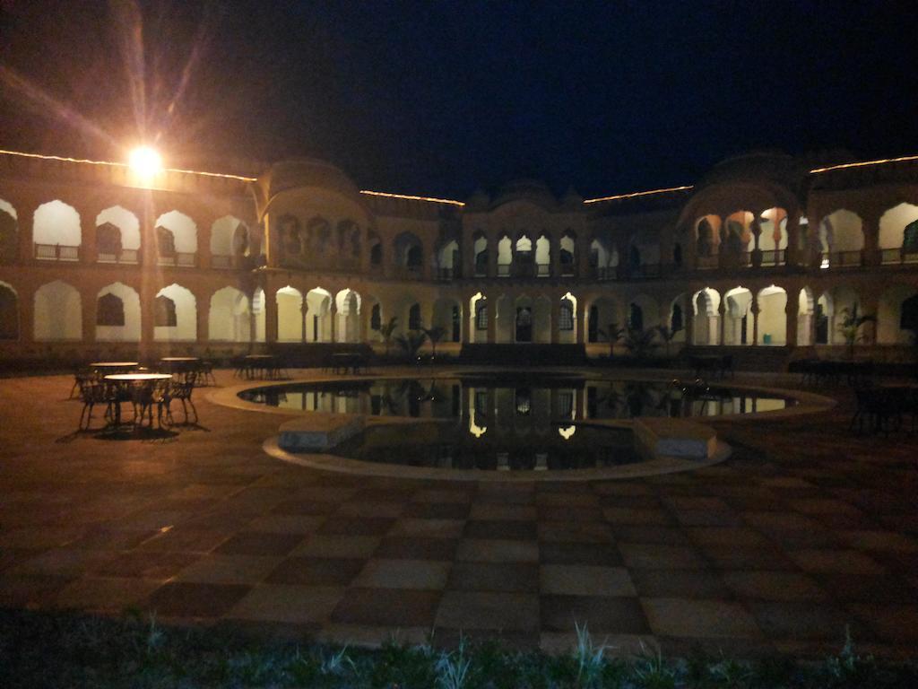 V Resorts Rajmahal Orchha Extérieur photo
