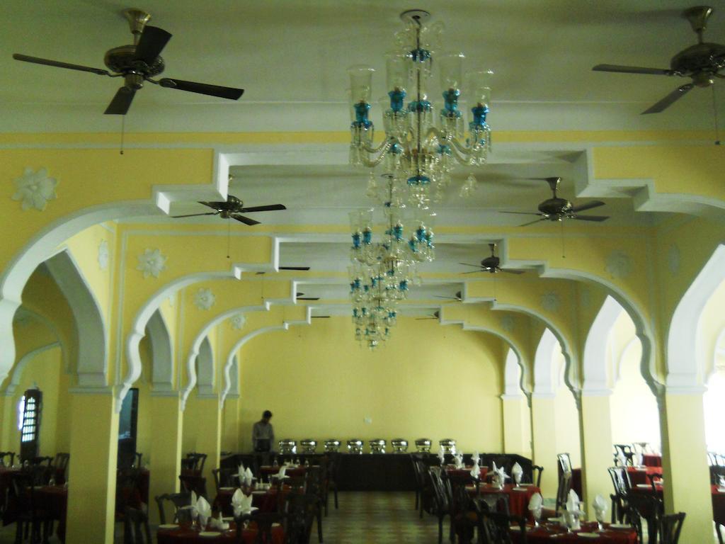 V Resorts Rajmahal Orchha Extérieur photo