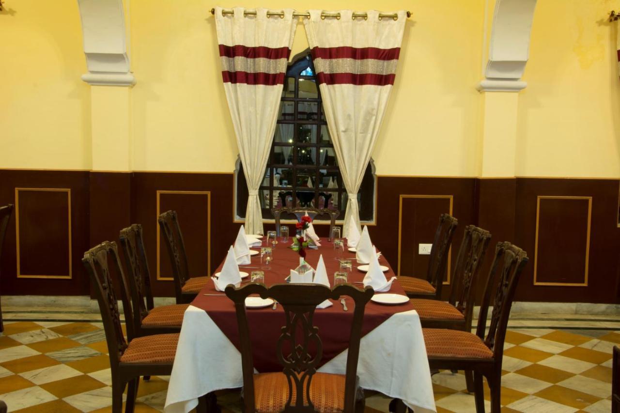 V Resorts Rajmahal Orchha Extérieur photo